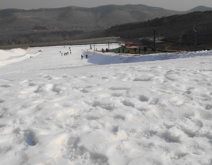 信陽(yáng)山西景區(qū)滑雪場(chǎng)造雪機(jī)造雪現(xiàn)場(chǎng)